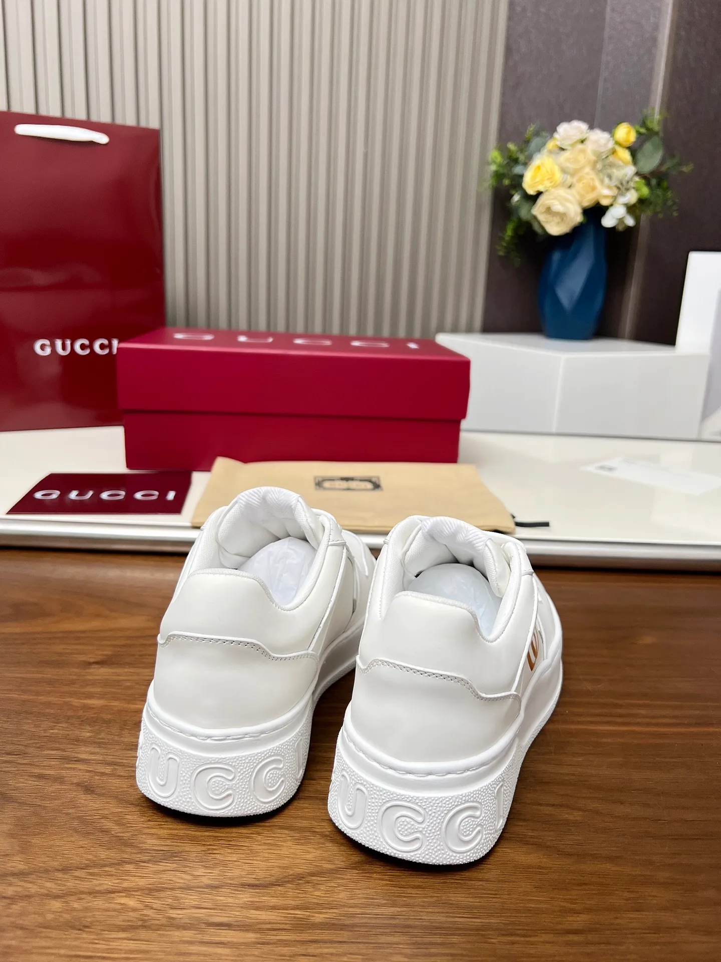 👟👟Ex-factory price 560👟👟Gucci casual sneakers, top version! Oil edge craftsmanship🌸🌸🌸1:1 reproduction. New model for early spring, creating a perfect style💣💣💣street style🔥🔥🔥Cool and stylish C-position fashionable outfit with retro and futuristic feel🌹🌹🌹Classic shoe shape, showing exquisite texture! Open mold to customize high-density outsole. Comes fully packaged. Size: Female 35-46. Fabric: Imported cowhide...men and women